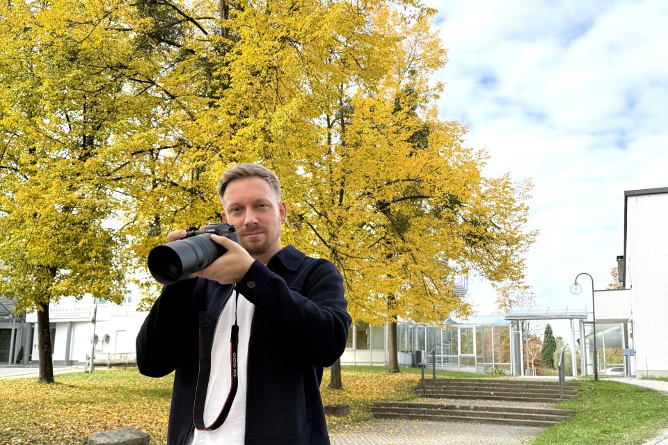Alexander Friedl mit Kamera in Deggendorf