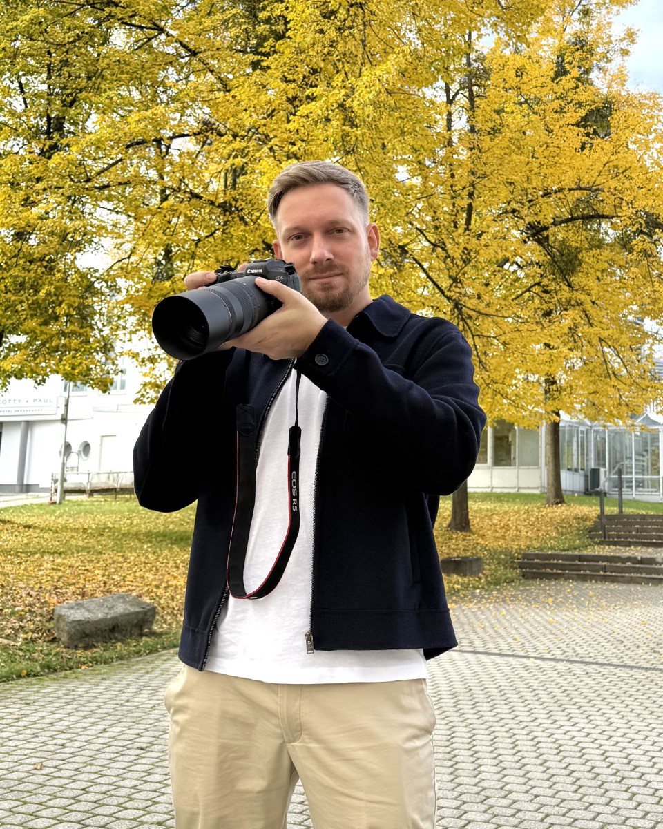 Fotograf Alexander Friedl mit Kamera in Deggendorf