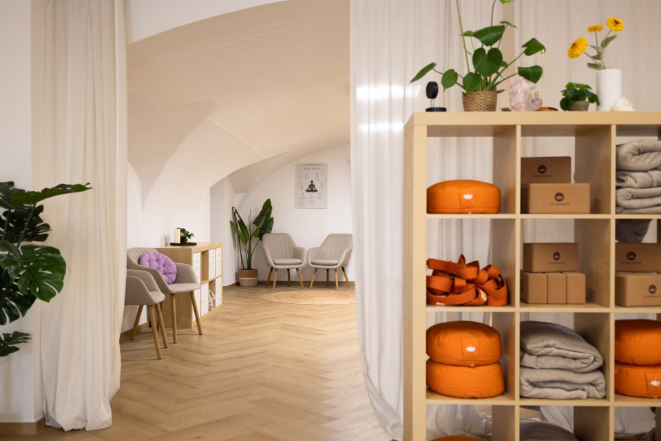 Blick durch die hellen Räume des CLEO Holistic Studio