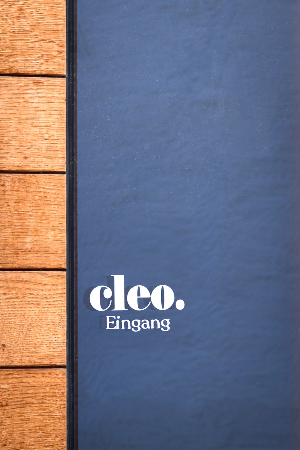 Eingangsschild des CLEO Holistic Studio in Passau