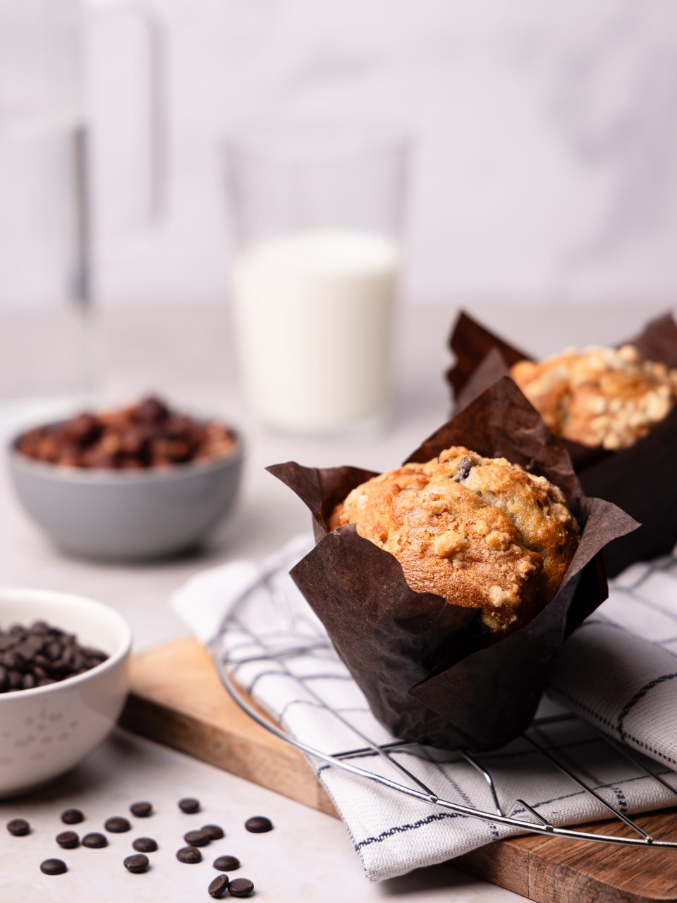 Inszenierte Muffins mit Schokolade und Milch