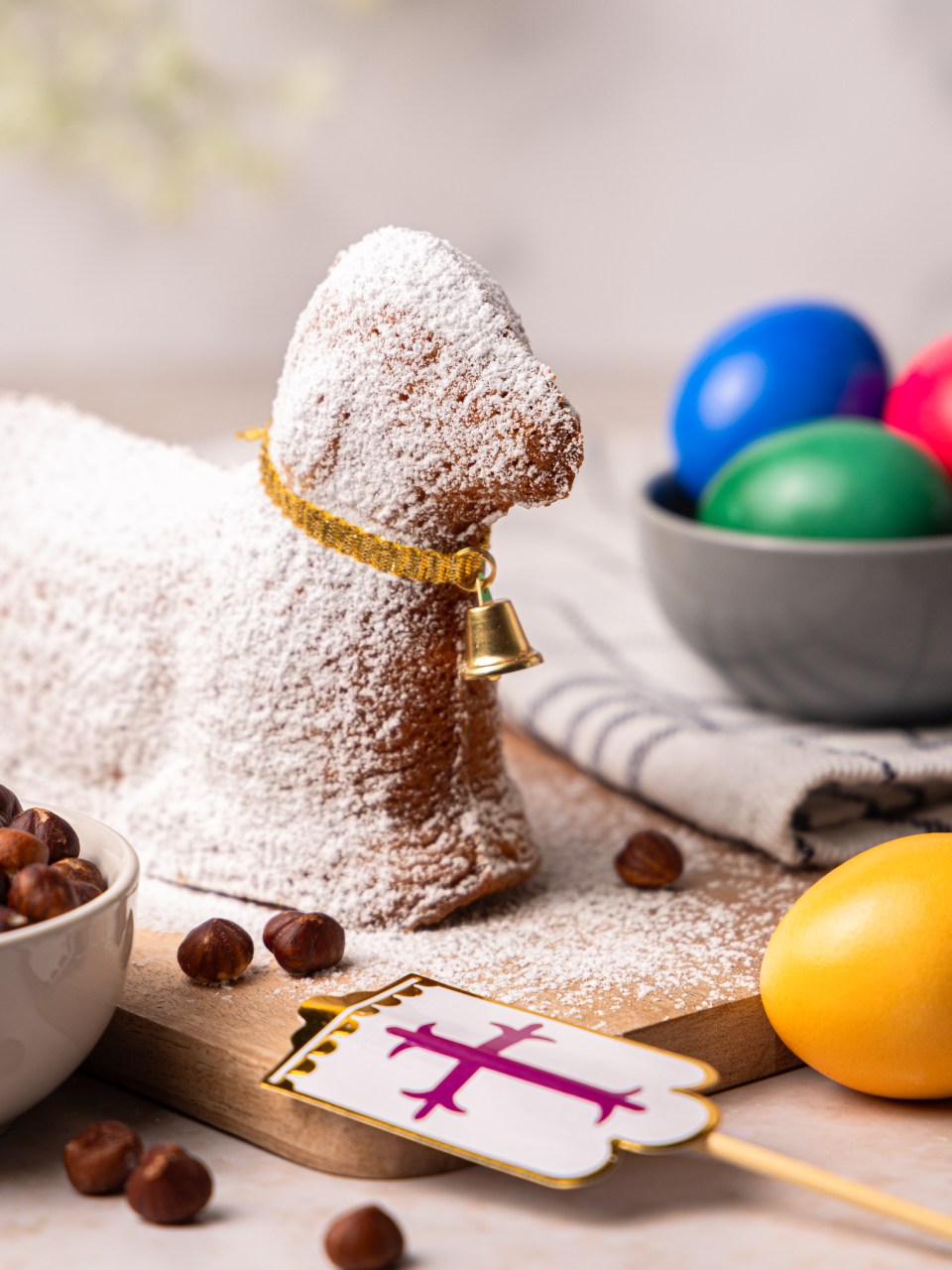 Osterlamm in einem individuell aufgebauten Studio-Set