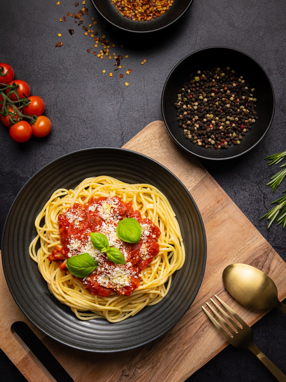 Pasta mit Tomatensauce als Studio-Still-Life