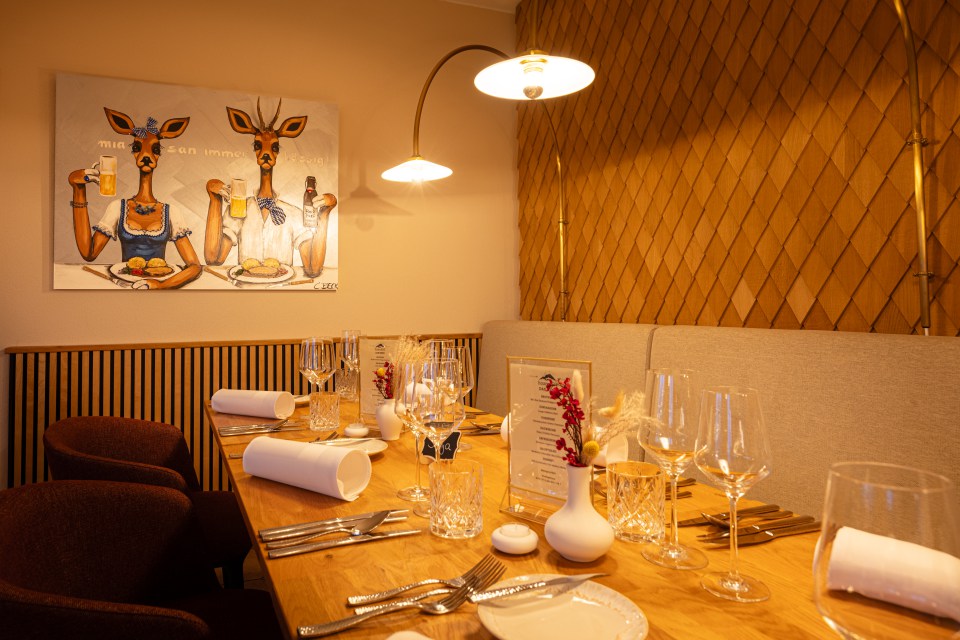 Gedeckter Tisch und Innenraum des Restaurants hoamART