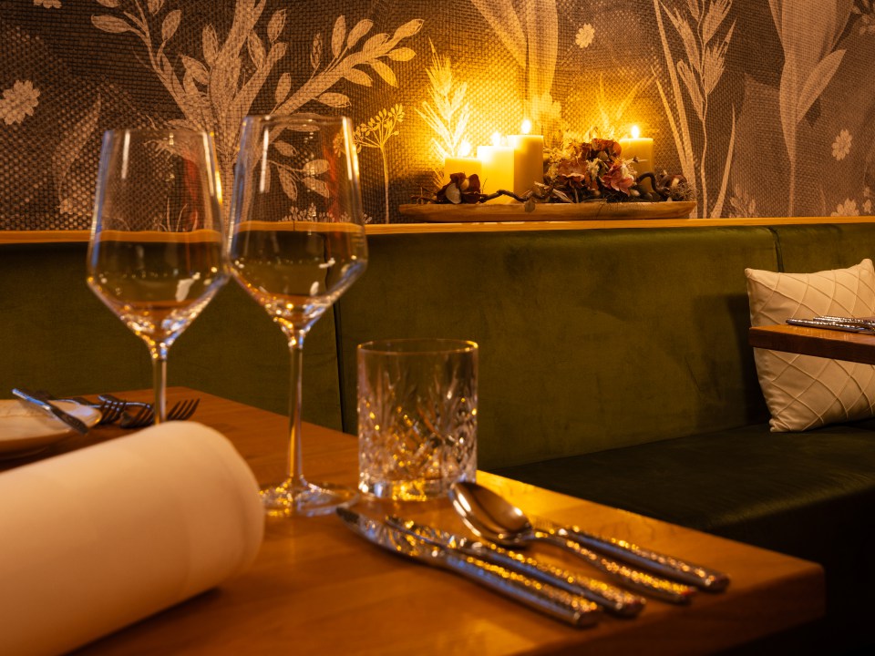 Gläser und Tischdetail im Restaurant