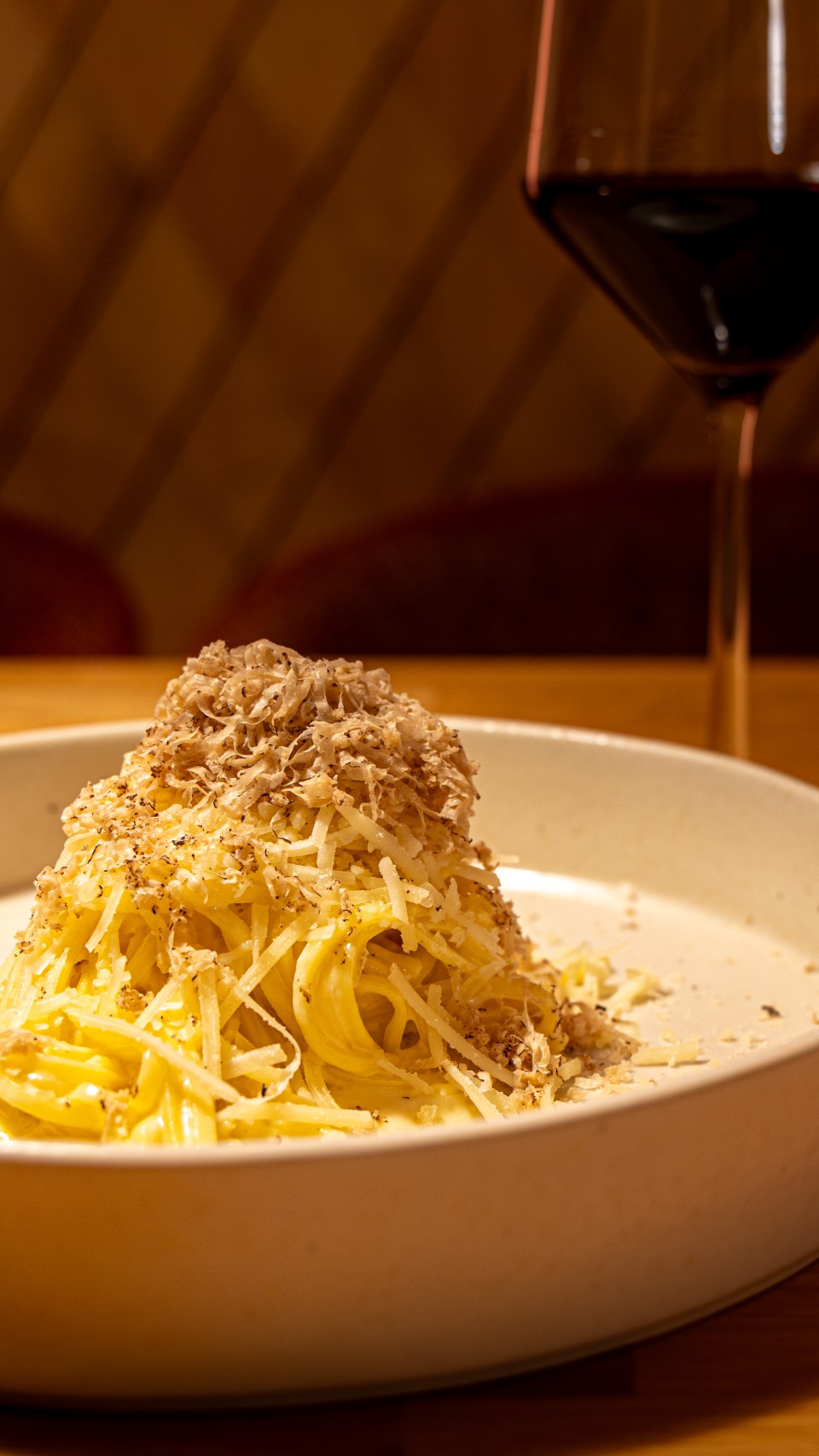 Pasta-Gericht und Weinglas