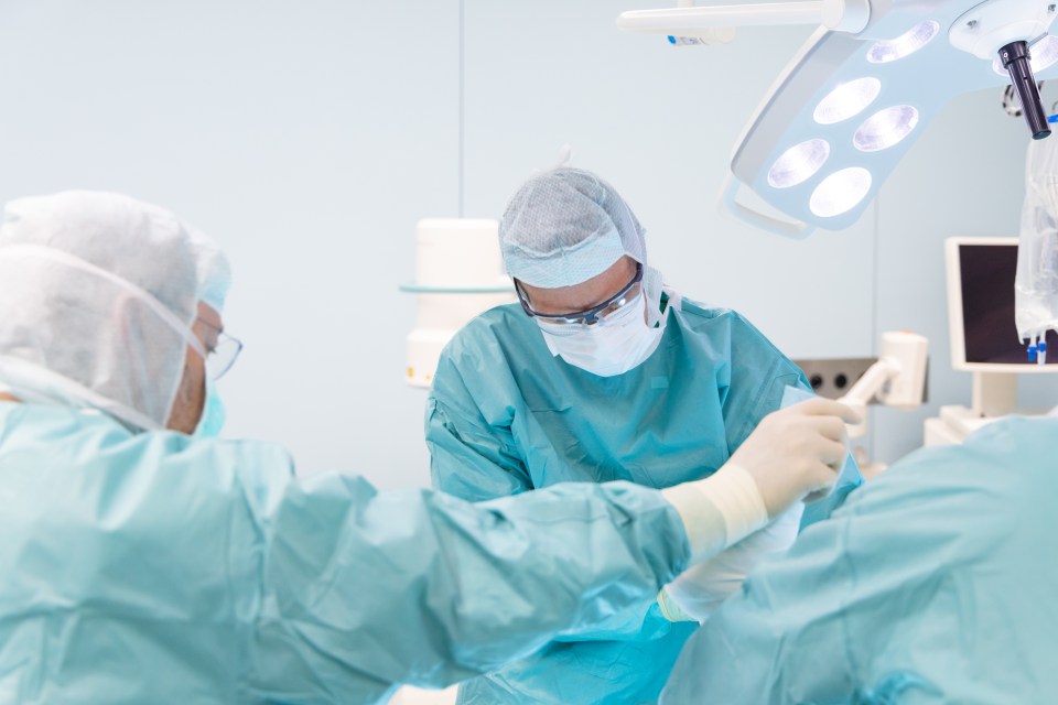 Ärzteteam während einer Operation