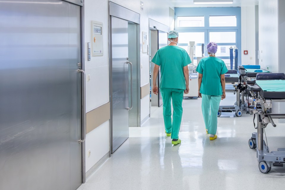 Ärzte auf dem Weg durch einen Klinikflur