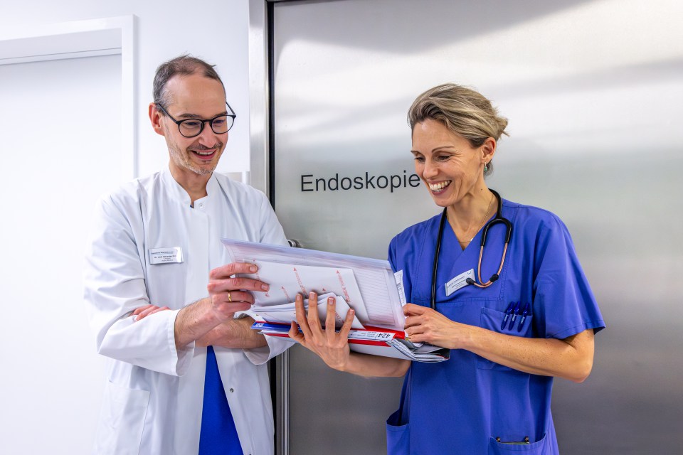Menschen während ihrer Arbeit in der Kreisklinik