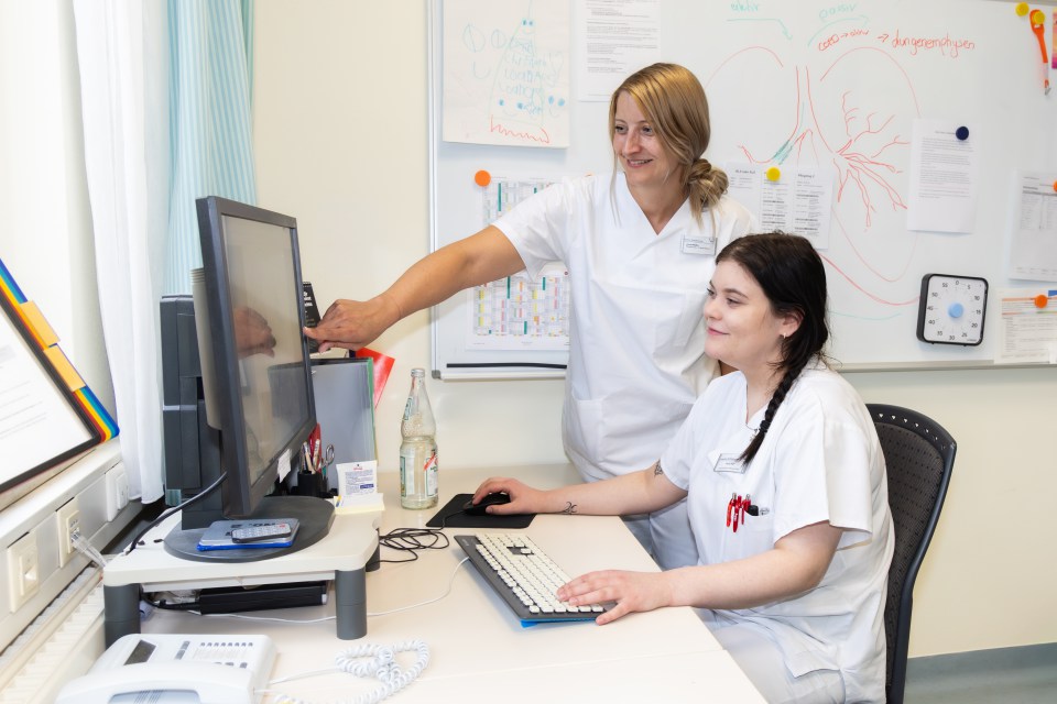 Ausbilderin und Auszubildende im Klinikalltag