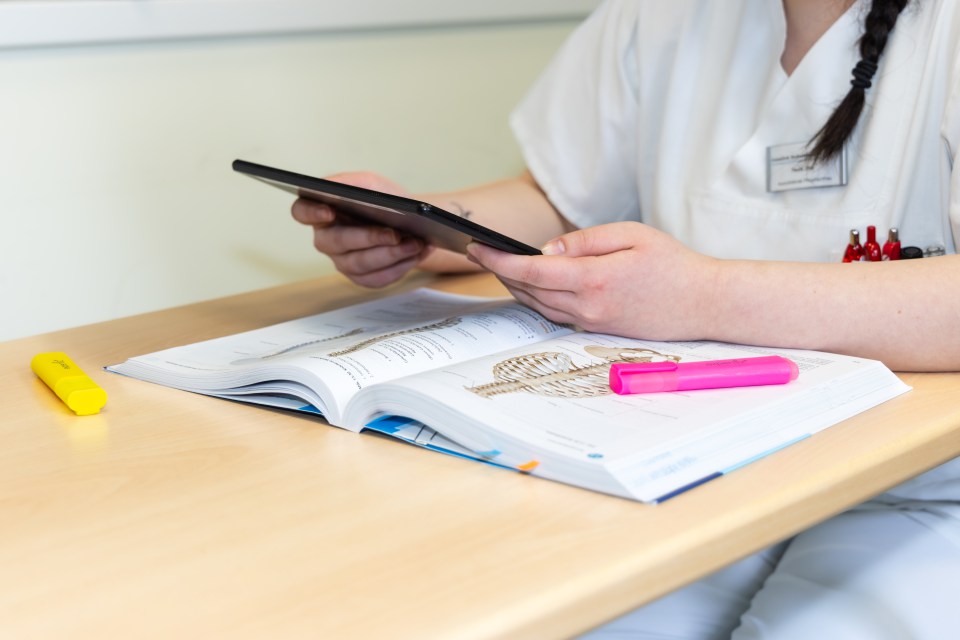 Tablet und Lernunterlagen in der Ausbildung