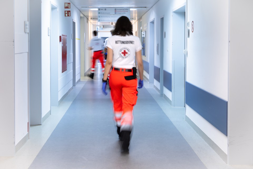 Rettungsdienst im Flur der Kreisklinik Wolfratshausen