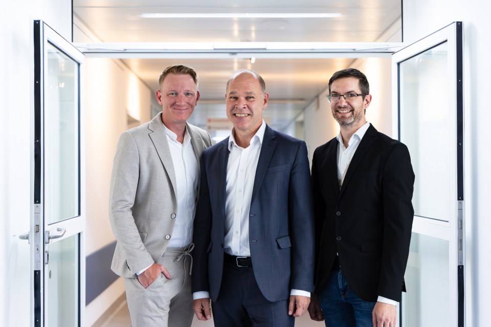 Gruppenportrait dreier Männer in der Kreisklinik Wolfratshausen
