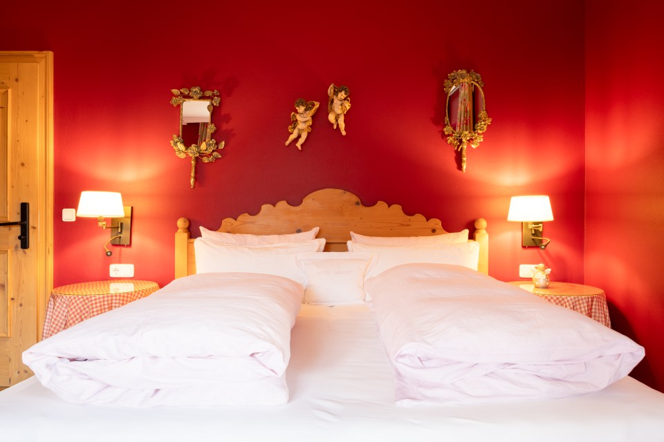 Zimmer mit roter Akzentwand im Landhaus am Stein