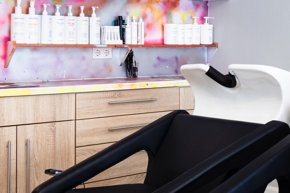 Waschplatz und Produktregal im Salon
